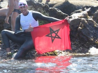 Hassan Baraka mostra la bandera del Marroc després d'acabar una de les etapes del seu repte.