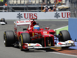 Alonso ha donat una lliçó de fe i de pilotatge a València (Foto: Reuters)